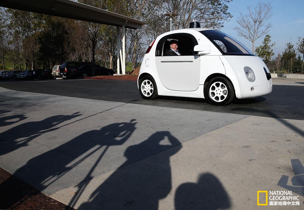 董事長Eric Schmidt正在試駕自家研發(fā)的自動駕駛汽車