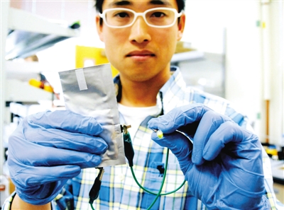 華人教授研發高性能鋁離子電池 一分鐘充滿電