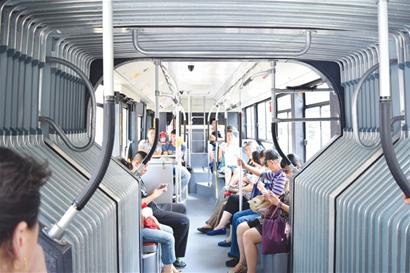 青島18米長雙源電車運行 邊行駛邊給電池充電 青島18米長雙源電車運行 邊行駛邊給電池充電