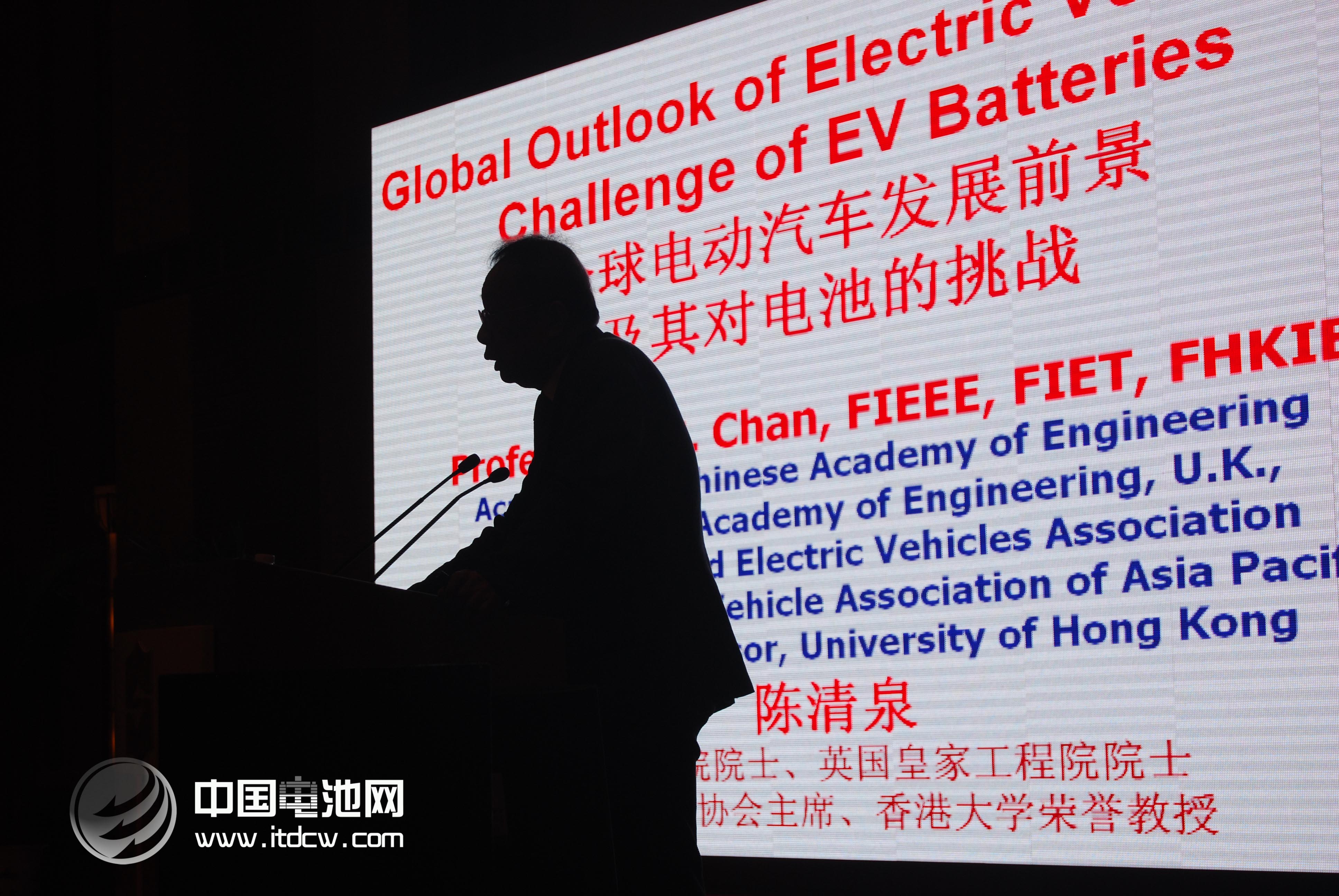 中國工程院院士、英國皇家工程院院士、世界電動(dòng)車協(xié)會(huì)創(chuàng)始主席陳清泉