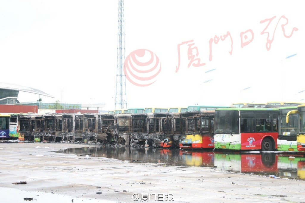 廈門公交場站起火 11車被燒損1人送醫(yī)途中身亡