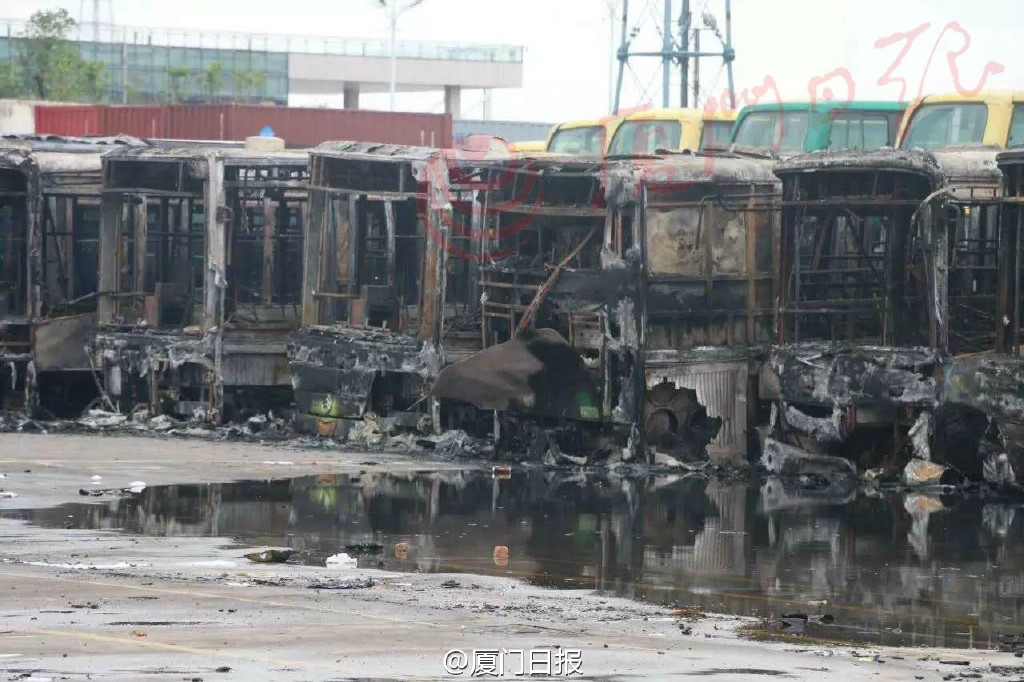 廈門公交場站起火 11車被燒損1人送醫(yī)途中身亡