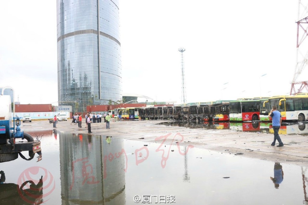 廈門公交場站起火 11車被燒損1人送醫(yī)途中身亡