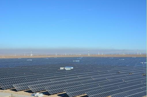 全國最大單體農光互補光伏發電站并網發電 全國最大單體農光互補光伏發電站并網發電