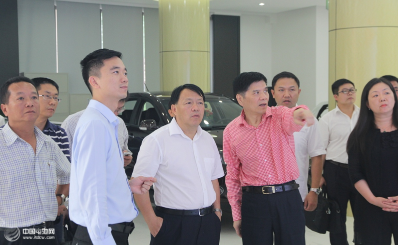 胡曉明向王春燕副市長一行介紹杭州微公交項目