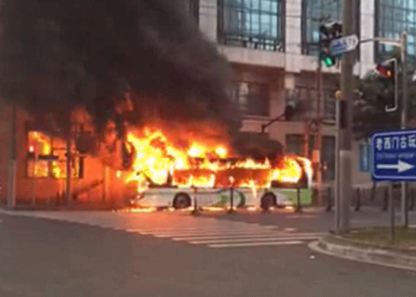 上海申沃超級電容公交車自燃 起火原因正在調查 上海申沃超級電容公交車自燃 起火原因正在調查