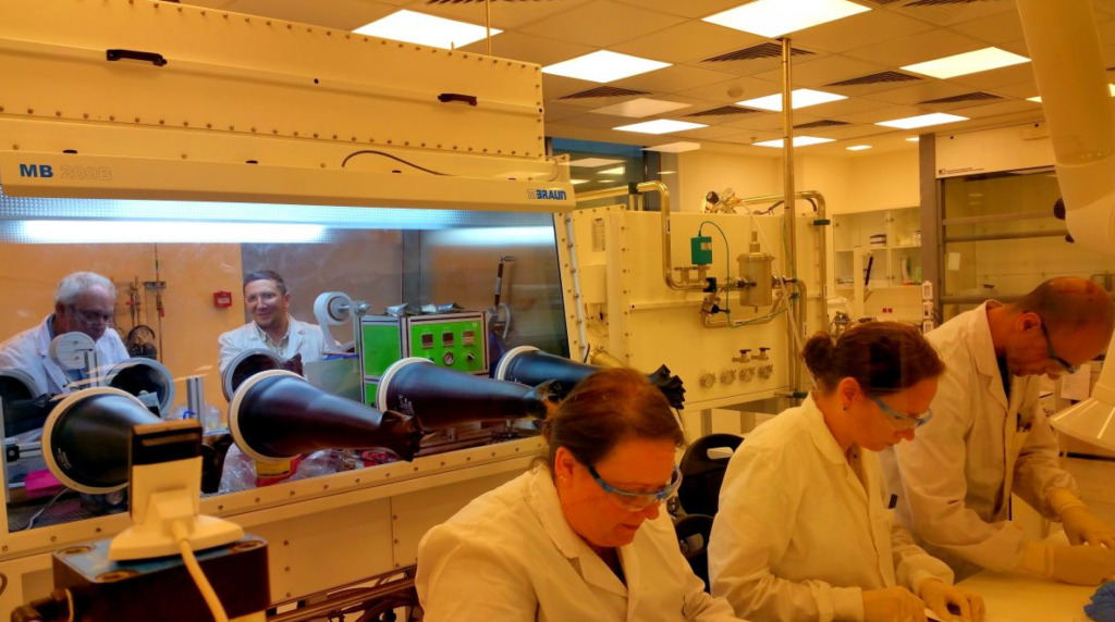 初創公司StoreDot的研究人員正在研發一種新型電池