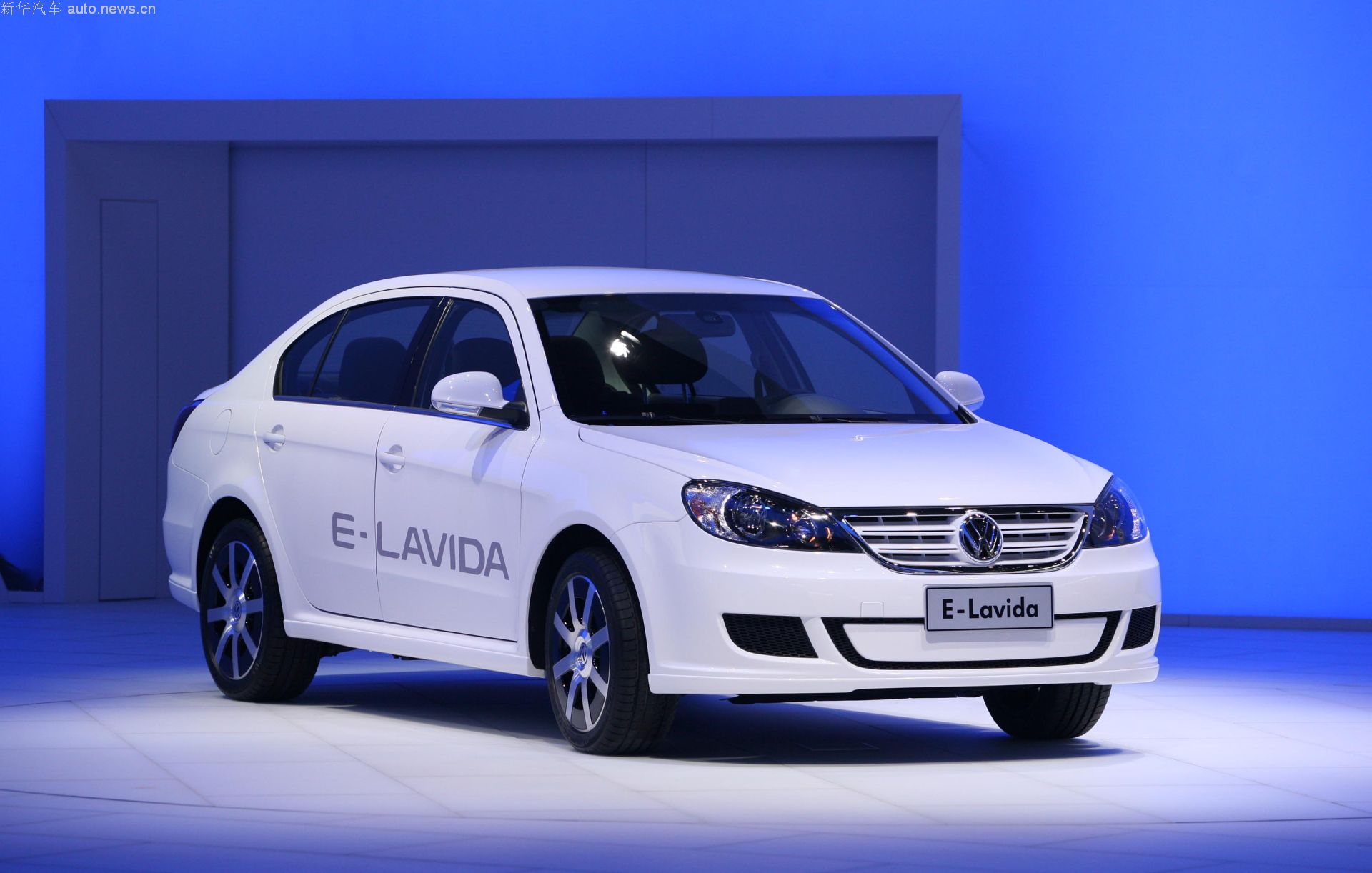 新能源汽車(chē)產(chǎn)銷(xiāo)量或翻倍 整個(gè)產(chǎn)業(yè)鏈有望受益