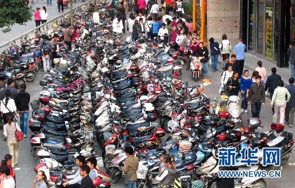 資料圖片/深圳街頭停放的電動車 資料圖片/深圳街頭停放的電動車