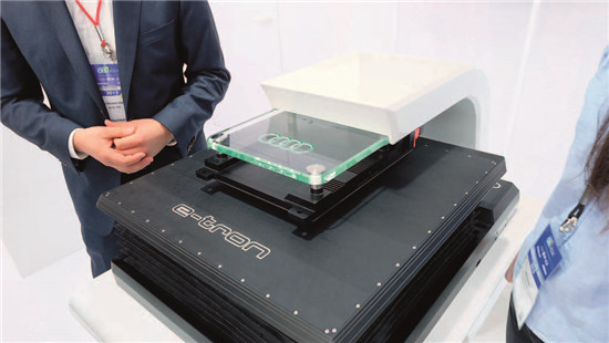 p83-2 2.在2015年CES展會上，奧迪展示了其最新的無線充電設(shè)備，電線圈可根據(jù)汽車底盤的高低自動升降。