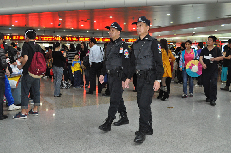 海口美蘭機場舉行鋰電池起火應急演練 海口美蘭機場舉行鋰電池起火應急演練