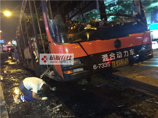 杭州鬧市區一輛混合動力公交車起火 致9人受傷