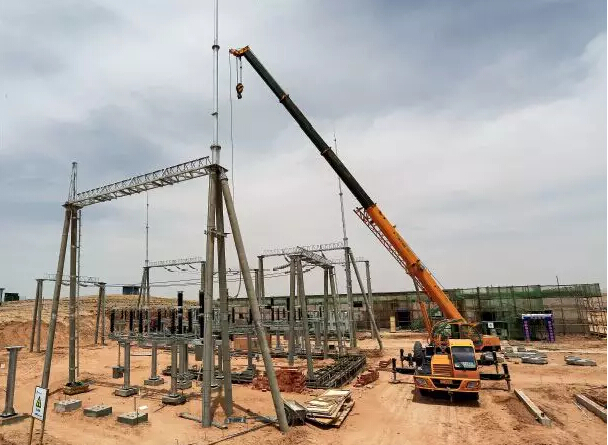 中民投寧夏同光200兆瓦光伏發(fā)電項目現(xiàn)場。該項目的一個配套工程項目正在修建