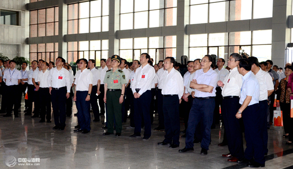 圖為考察團正在聽取國軒高科生產(chǎn)經(jīng)營情況介紹  