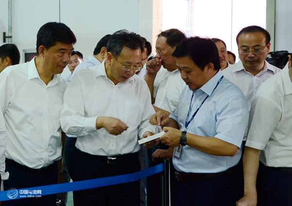 國軒高科總裁方建華正在向省委常委、副省長陳樹隆（左二）介紹我公司電池產(chǎn)品