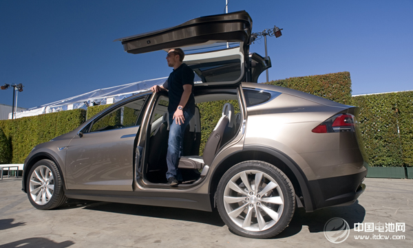 特斯拉Model X正式交付 最高電池續航里程257英里 特斯拉Model X正式交付 最高電池續航里程257英里