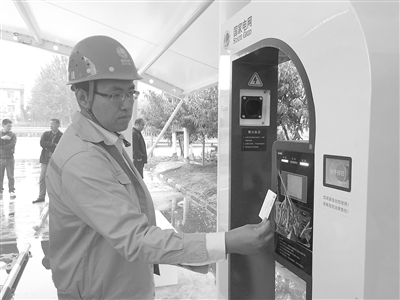 國網廊坊供電公司工作人員正在為電動汽車充電。記者張琳 攝 國網廊坊供電公司工作人員正在為電動汽車充電。記者張琳 攝