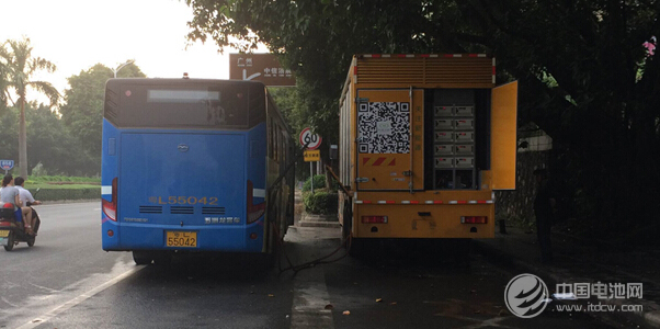 移動補電車正在給惠州5號線的純電動公交車充電 移動補電車正在給惠州5號線的純電動公交車充電