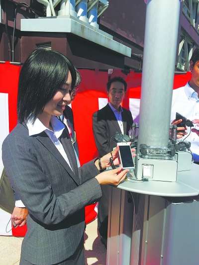 日本首座公共太陽(yáng)能手機(jī)充電站日前在東京塔前亮相