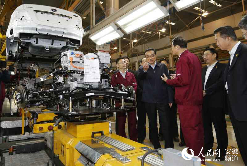 李克強考察江淮汽車:欣然同意與員工合影(圖) 李克強考察江淮汽車:欣然同意與員工合影(圖)
