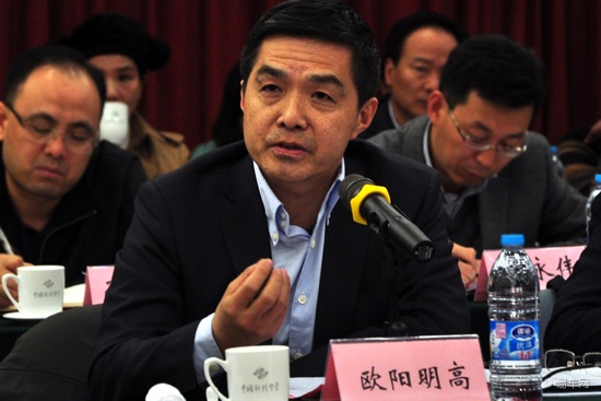 國家863計劃節(jié)能與新能源汽車重大項目總體專家組組長、清華大學教授歐陽明高 國家863計劃節(jié)能與新能源汽車重大項目總體專家組組長、清華大學教授歐陽明高