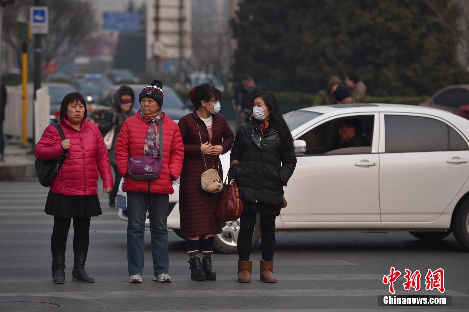 北京首次啟動重污染紅色預警 除電動汽車外單雙號行駛 北京首次啟動重污染紅色預警 除電動汽車外單雙號行駛