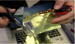 用剪刀減掉電池一角后,仍然能夠安全、正常工作的柔性全固態電池 用剪刀減掉電池一角后,仍然能夠安全、正常工作的柔性全固態電池