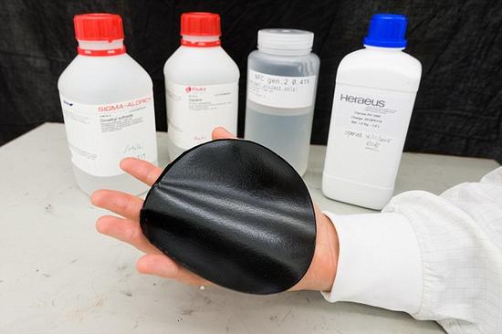 這種“紙電池”的蓄電能力可以和市場上最好的超級電容電池相媲美，一張直徑15厘米的“紙電池”就可以儲存1法拉的電容。