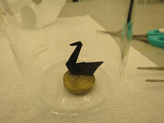 這種紙電池具有紙張一樣的柔軟特性，甚至能折疊成千紙鶴。我們或許很快就能在智能手機、智能手表、筆記本電腦和電視上看到這種紙電池的應(yīng)用。