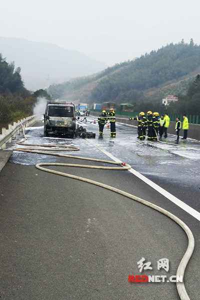 一滿裝鋰電池貨車京港澳高速路起火 消防半小時撲滅