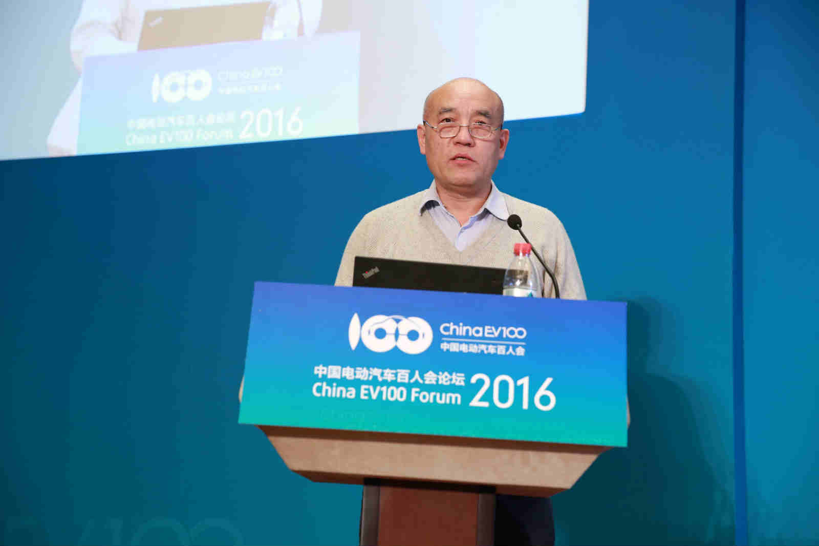 中國道路運(yùn)輸協(xié)會(huì)城市客運(yùn)分會(huì)理事長(zhǎng)張國光