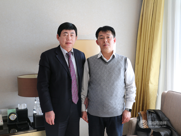 山東省汽車行業(yè)協(xié)會(huì)常務(wù)副會(huì)長兼秘書長魏學(xué)勤（左）與中國電池網(wǎng)CEO于清教合影