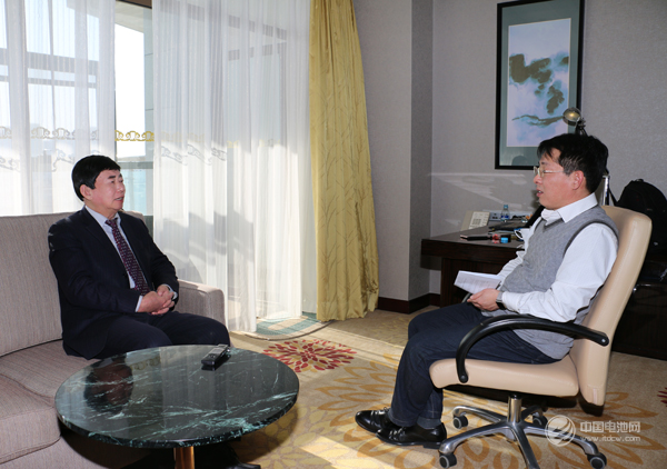 山東省汽車行業協會常務副會長兼秘書長魏學勤（左）接受中國電池網CEO于清教的專訪
