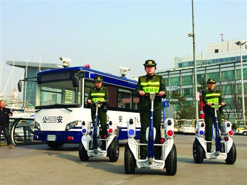 青島市警花踏上“風火輪”巡邏 青島市警花踏上“風火輪”巡邏