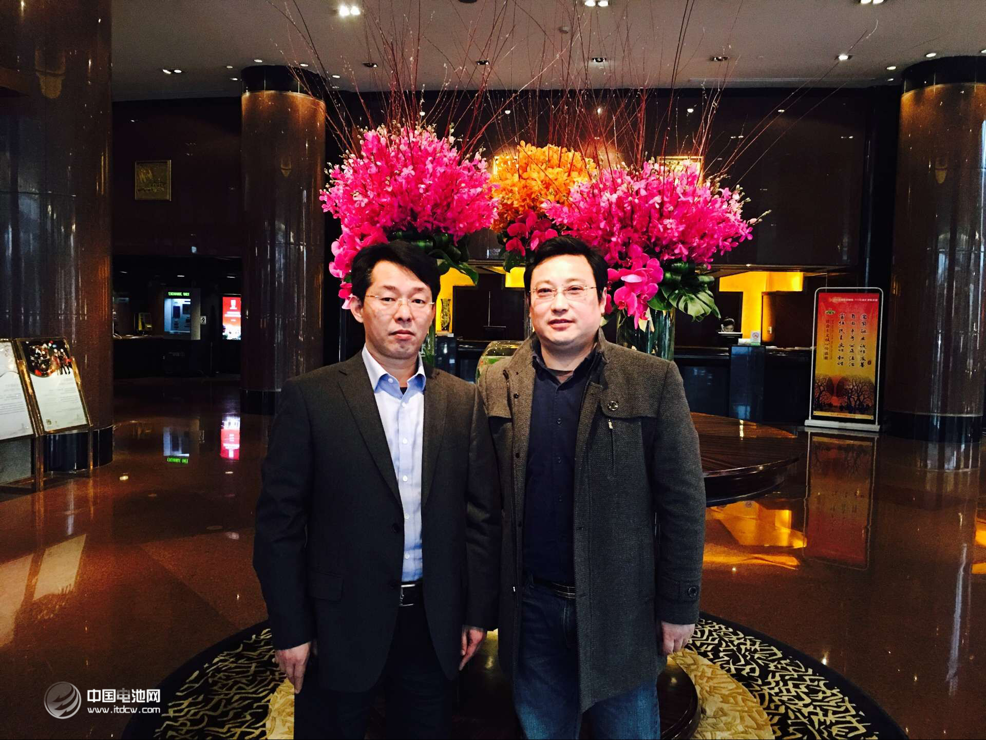 鋰電“達沃斯”秘書長、中國電池網創(chuàng)始人/董事長于清教與上海高鵬真空設備有限公司總經理王立鵬