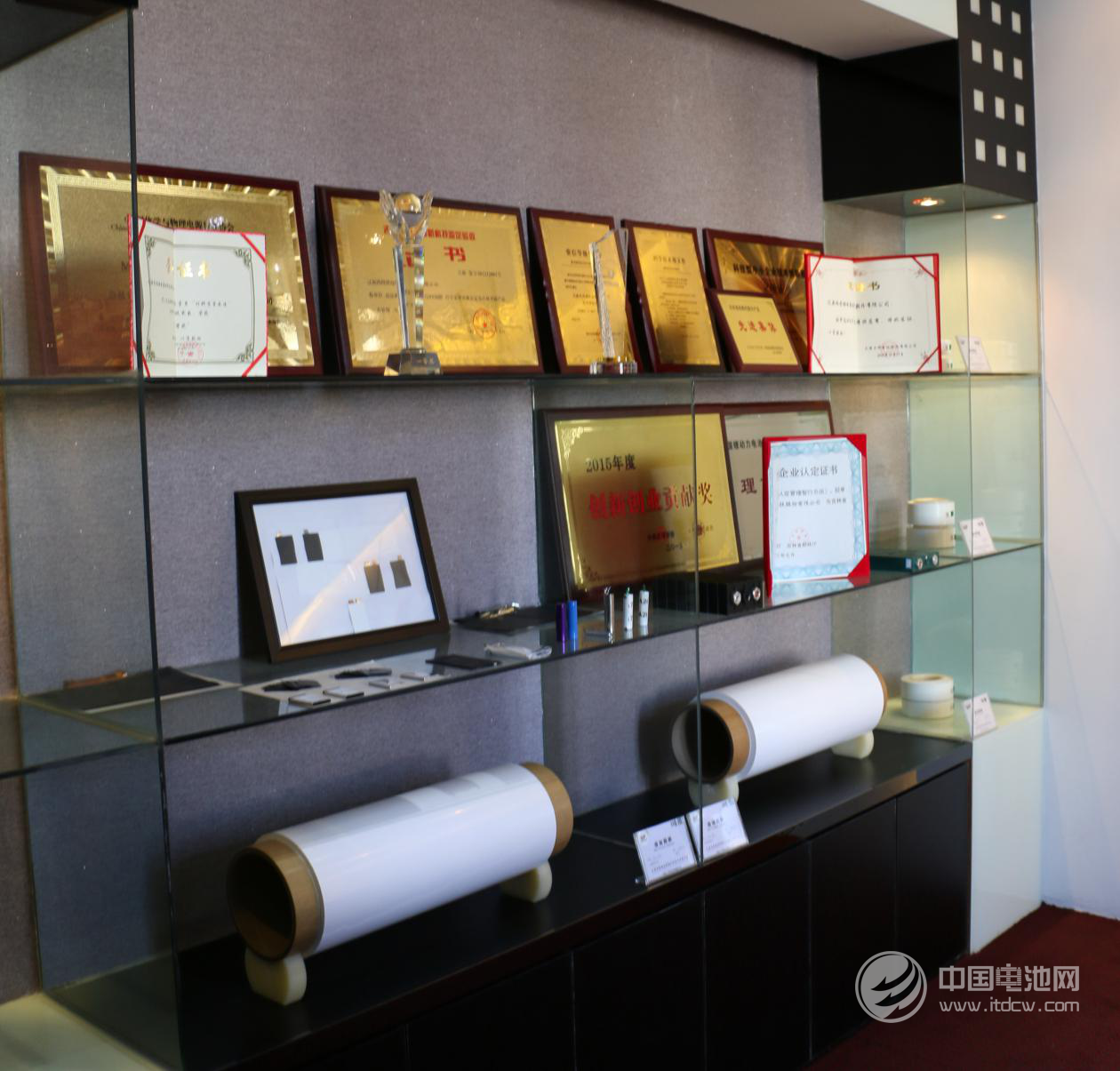 遼源鴻圖隔膜產(chǎn)品及榮譽陳列室 遼源鴻圖隔膜產(chǎn)品及榮譽陳列室