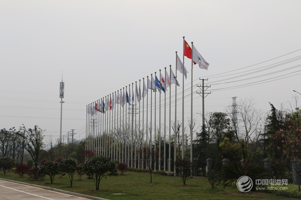 杉杉能源工業(yè)園區(qū)三十三面客戶旗幟展示