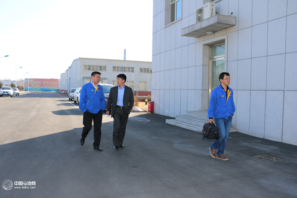 鴻圖隔膜董事長張漢鴻、副總經(jīng)理周洪臣及中國電池網(wǎng)創(chuàng)始人于清教