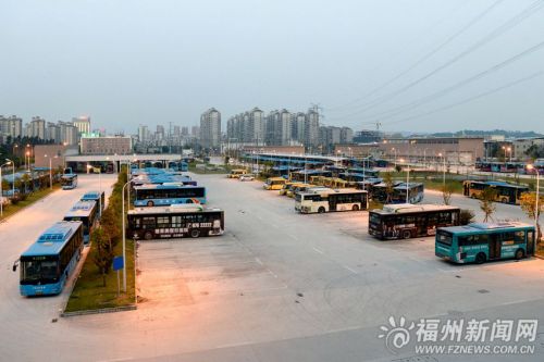 可停放300輛公交車的金山浦上中心停車場。