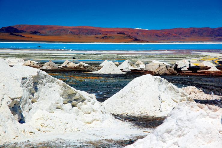 新能源汽車熱銷 青海電池級碳酸鋰供不應求
