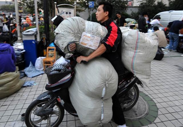 深圳啟動“史上最嚴”禁摩限電令 快遞行業(yè)受重創(chuàng) 深圳啟動“史上最嚴”禁摩限電令 快遞行業(yè)受重創(chuàng)