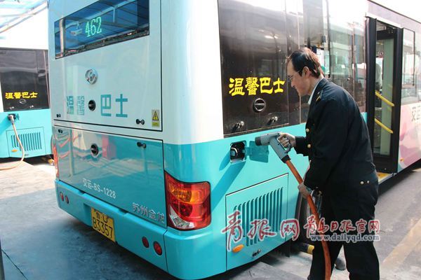 青島：電動公交有了“金鐘罩” 電池高位設計不怕水能直充
