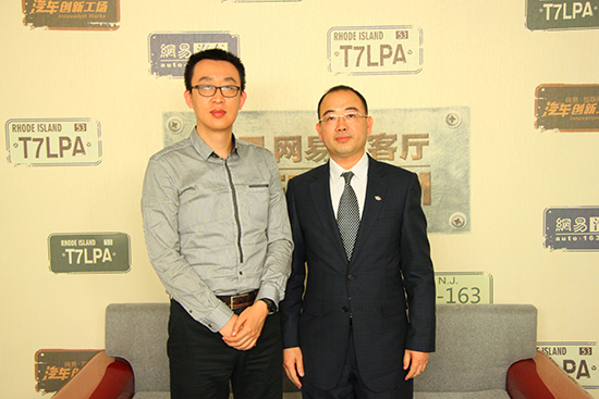 長江汽車副董事長兼總經理 陳言平與網易汽車主持人 張揚 長江汽車副董事長兼總經理 陳言平與網易汽車主持人 張揚