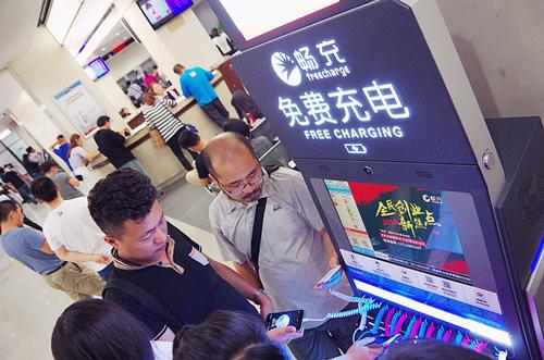 排隊充電的辦事人員 排隊充電的辦事人員