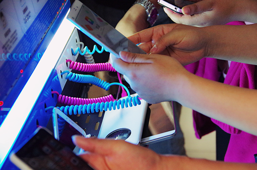 小小充電樁插了近十臺手機 小小充電樁插了近十臺手機