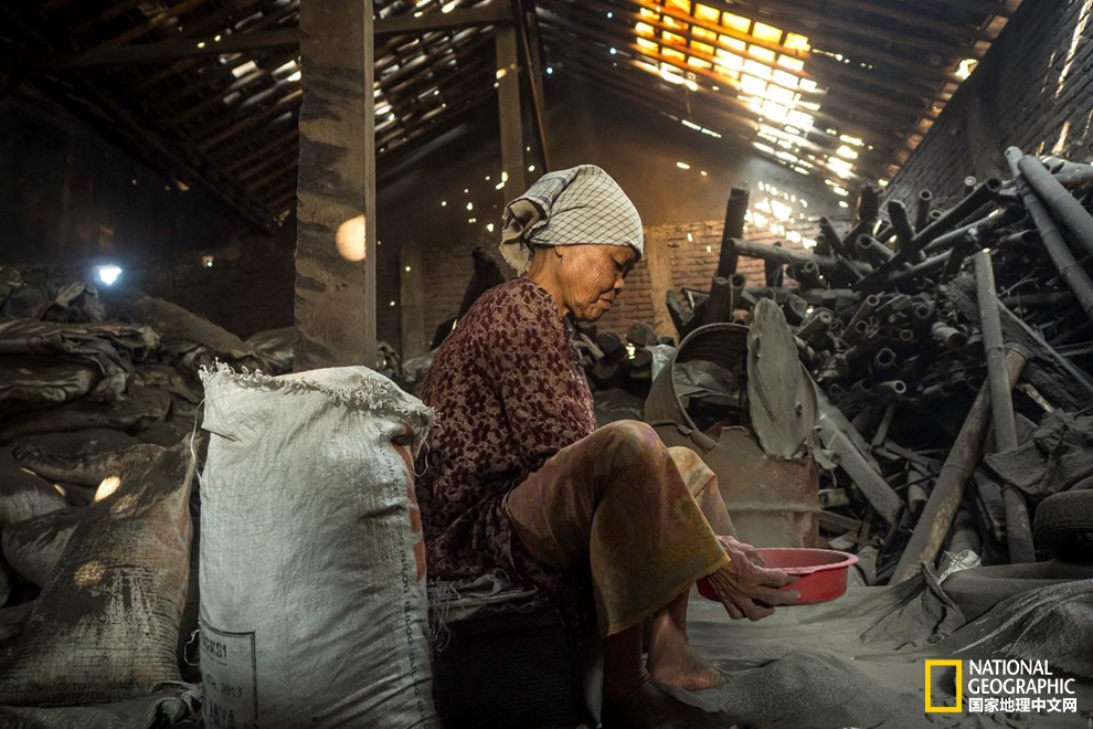 印尼鉛污染之殤:熔煉廢舊電池的代價 印尼鉛污染之殤:熔煉廢舊電池的代價