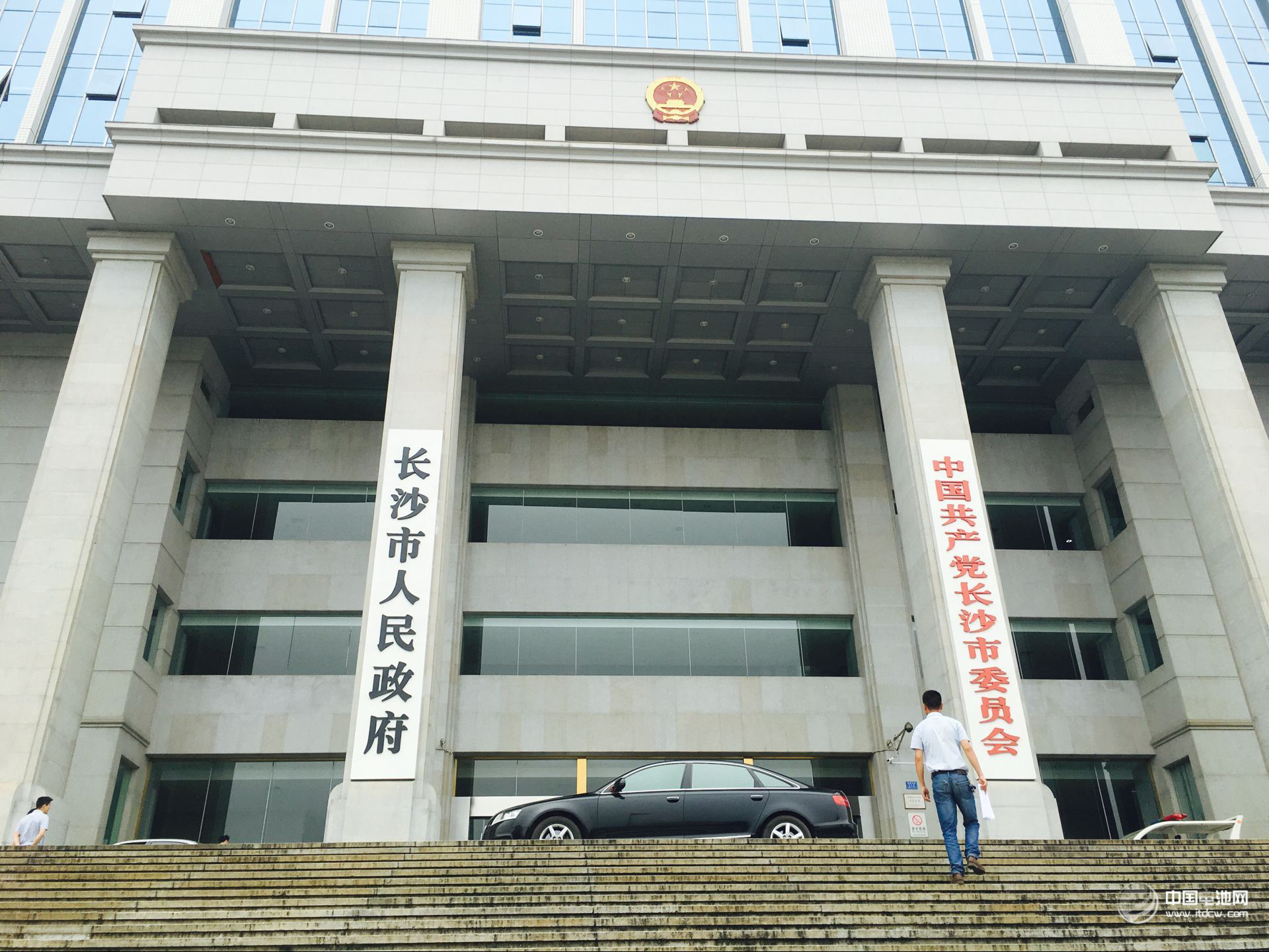 第4屆鋰電“達(dá)沃斯”論壇組委會(huì)秘書長(zhǎng)、電池百人會(huì)常務(wù)副理事長(zhǎng)兼秘書長(zhǎng)于清教一行應(yīng)邀抵達(dá)長(zhǎng)沙，在寧鄉(xiāng)高新區(qū)、長(zhǎng)沙市人民政府、長(zhǎng)沙市經(jīng)信委、中國(guó)（長(zhǎng)沙）先進(jìn)電池材料及電池產(chǎn)業(yè)技術(shù)創(chuàng)新戰(zhàn)略聯(lián)盟和中南大學(xué)就第4屆鋰電“達(dá)沃斯”論壇籌備情況及舉辦城市等進(jìn)行調(diào)研交流