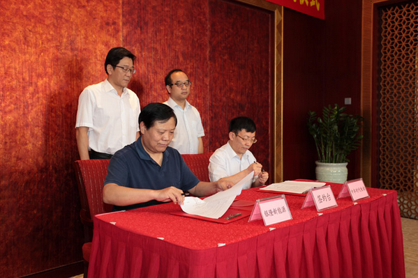 銀隆新能源&中車時(shí)代戰(zhàn)略合作協(xié)議簽訂儀式現(xiàn)場 銀隆新能源&中車時(shí)代戰(zhàn)略合作協(xié)議簽訂儀式現(xiàn)場