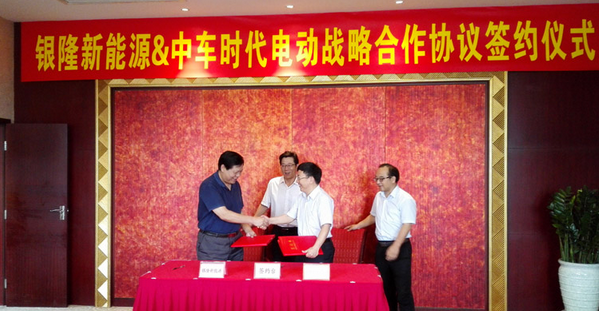 魏銀倉董事長與申宇翔董事長親切握手,慶祝戰(zhàn)略合作協(xié)議簽訂 魏銀倉董事長與申宇翔董事長親切握手,慶祝戰(zhàn)略合作協(xié)議簽訂