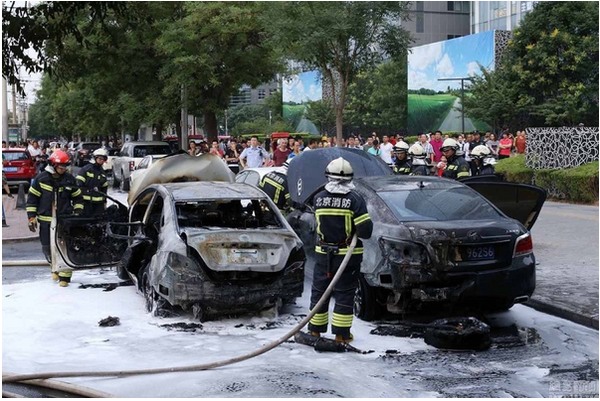 一輛江淮iev5在三里屯發生自燃 一輛江淮iev5在三里屯發生自燃